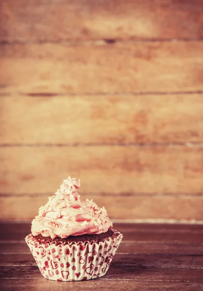 Gâteau à la crème sur table en bois — Photo