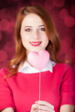 Kızıl saçlı kız ile şekil kalp oyuncak.