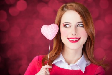 Kızıl saçlı kız ile şekil kalp oyuncak.