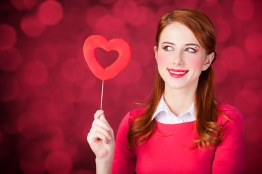 Kızıl saçlı kız ile şekil kalp oyuncak.