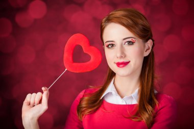 Kızıl saçlı kız ile şekil kalp oyuncak.