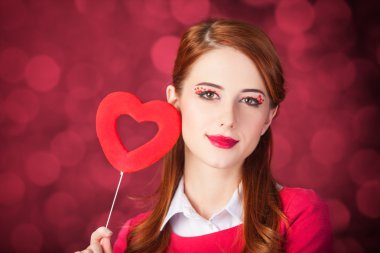 Kızıl saçlı kız ile şekil kalp oyuncak.