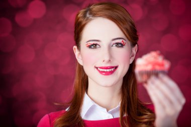 Kızıl saçlı kız pasta ile.