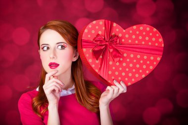 Kızıl saçlı kız ile şekil kalp kutu.