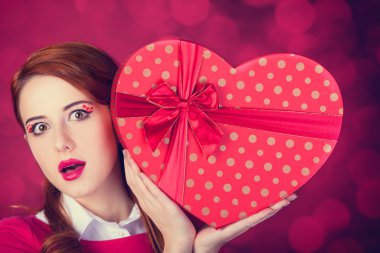 Kızıl saçlı kız ile şekil kalp kutu.