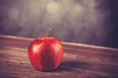 Tahta masada kırmızı elma