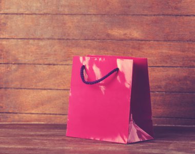 ahşap masa üzerinde alışveriş paketi.