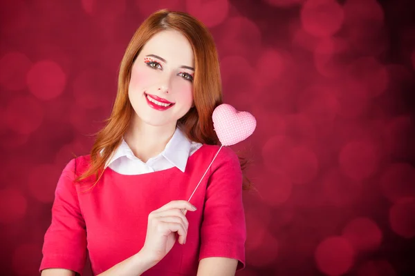 Pelirroja chica con forma de corazón juguete . — Foto de Stock