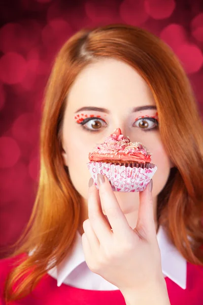 Redhead girl with cake. — Stock Photo, Image