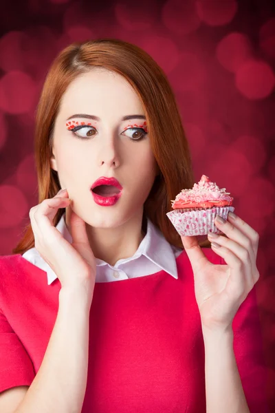 Roodharige meisje met cake. — Stockfoto