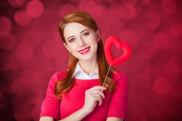 Kızıl saçlı kız ile şekil kalp oyuncak. — Stok fotoğraf