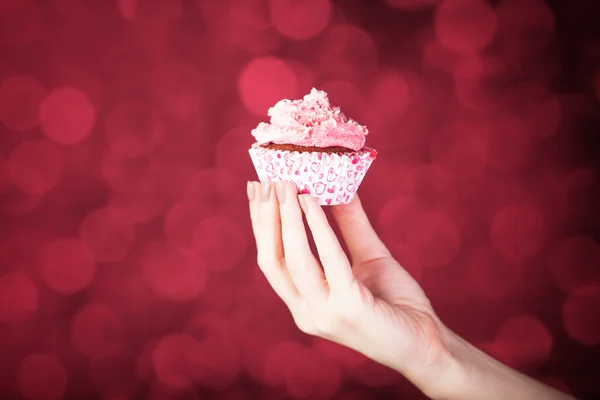 Female hand holding cake — Stock Photo, Image