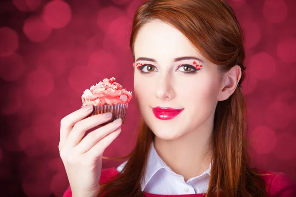 Kızıl saçlı kız pasta ile. — Stok fotoğraf