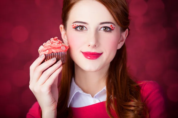 Rothaarige Mädchen mit Kuchen. — Stockfoto