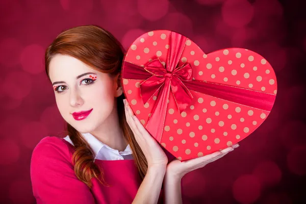 Redhead girl with shape heart box. — Stock Photo, Image