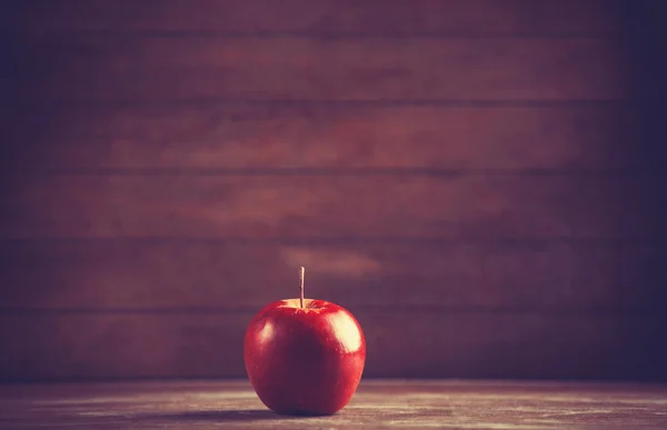 Rode appel op houten tafel — Stockfoto