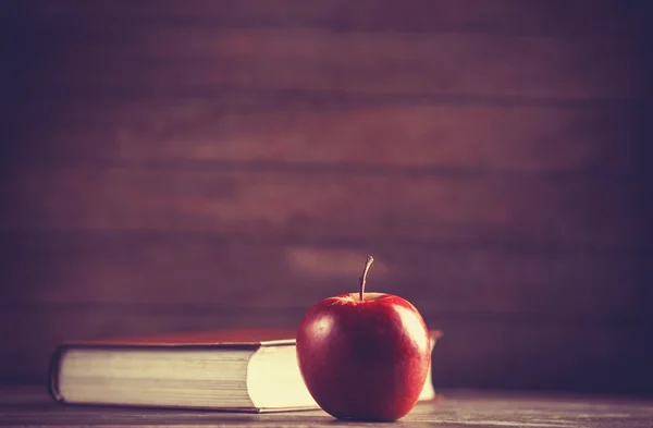 Elma ve kitap. — Stok fotoğraf