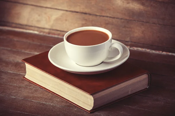 Tasse Kaffee mit Buch — Stockfoto