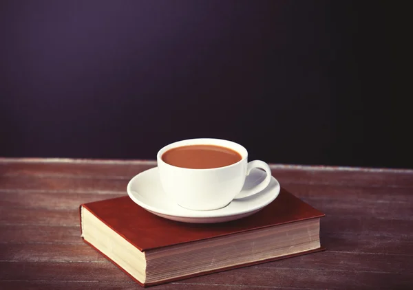 किताब के साथ कॉफी का कप — स्टॉक फ़ोटो, इमेज