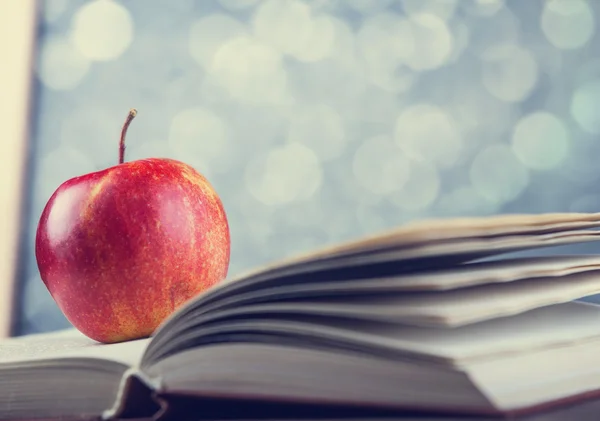 Der Apfel und das Buch. — Stockfoto