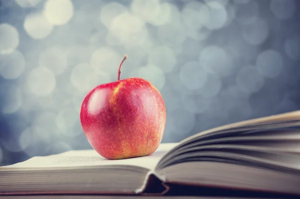 Apple en het boek. — Stockfoto