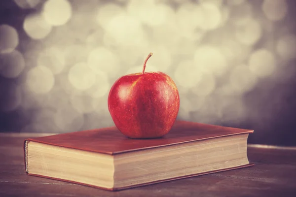 Der Apfel und das Buch. — Stockfoto