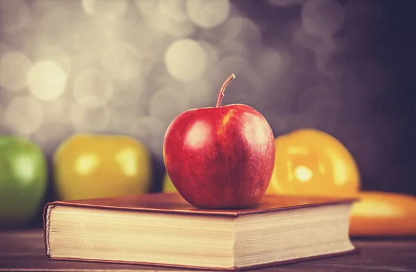 Der Apfel und das Buch. — Stockfoto