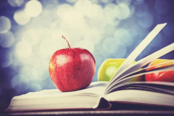 Der Apfel und das Buch. — Stockfoto