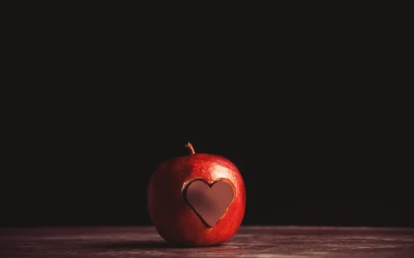 แอปเปิ้ลที่มีหัวใจหั่นเป็นชิ้นๆและช็อคโกแลต . — ภาพถ่ายสต็อก