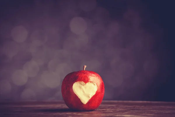 แอปเปิ้ลที่มีหัวใจหั่นเป็นชิ้นๆ — ภาพถ่ายสต็อก