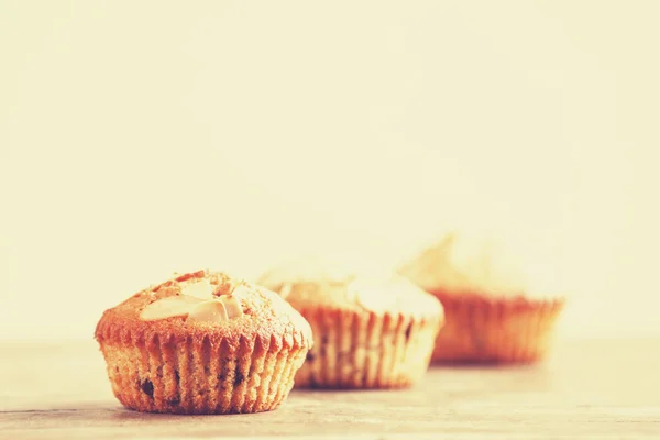 Muffin sur table en bois. — Photo