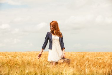 Kızıl saçlı kız çanta, Bahar buğday alanı.