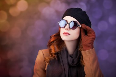 mujeres del estilo pelirroja con gafas de solStil Kızıl saçlı kadın güneş gözlüğü.
