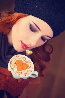 Kızıl kahve fincanı ile Kızıl saçlı kız.