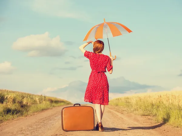 Ragazza rossa con valigia all'aperto . — Foto Stock