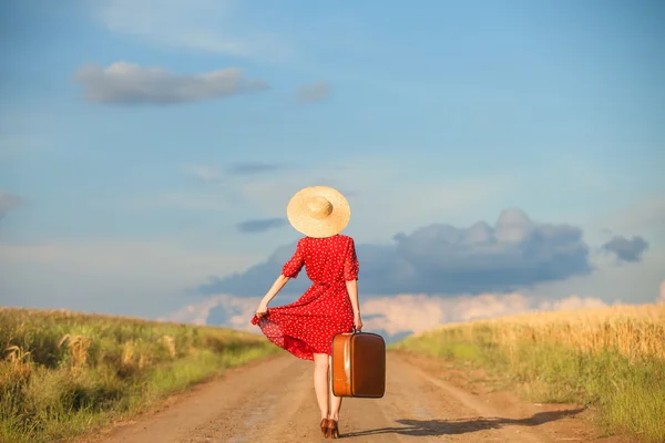 Rothaarige Mädchen mit Koffer im Freien. — Stockfoto