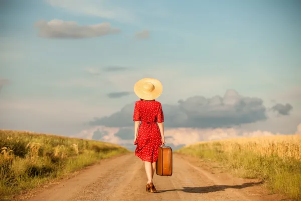 Menina ruiva com mala ao ar livre . — Fotografia de Stock