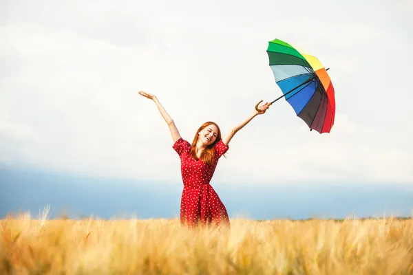 Ruiva menina com guarda-chuva no campo — Fotografia de Stock