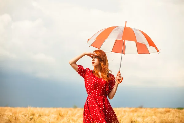 필드에서 우산 빨강 머리 소녀 — 스톡 사진
