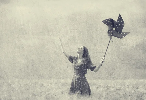 Fille rousse avec éolienne jouet — Photo