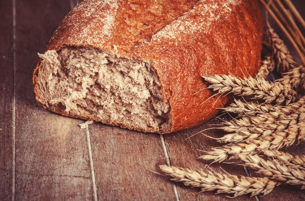 Heerlijke brood op een houten tafel — Stockfoto