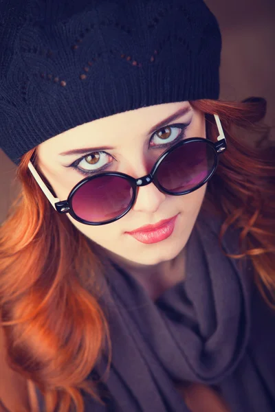 Stijl roodharige vrouwen in zonnebril. — Stockfoto