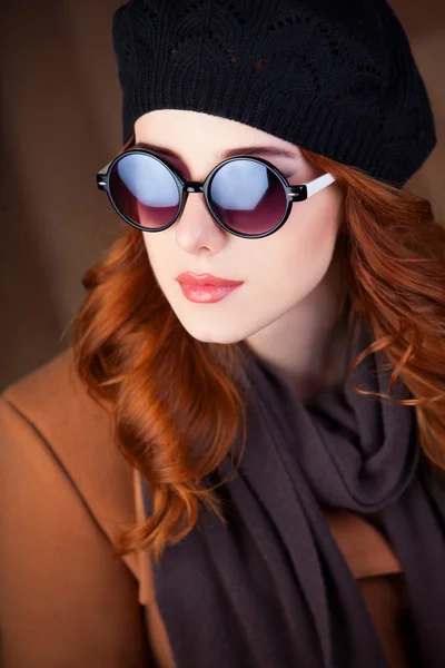 Estilo mujer pelirroja en gafas de sol . — Foto de Stock