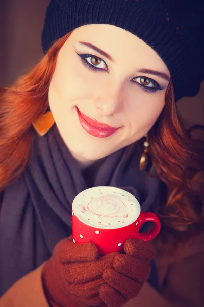 Ung flicka med kopp kaffe. — Stockfoto