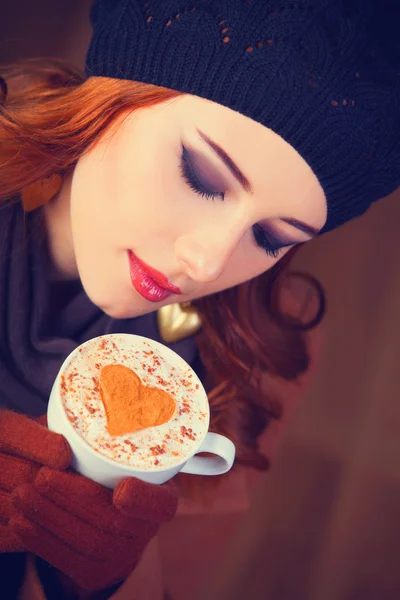 Redhead girl with red coffee cup. — Stock Photo, Image