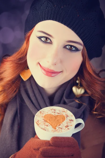 Rödhårig tjej med röd kaffekopp. — Stockfoto
