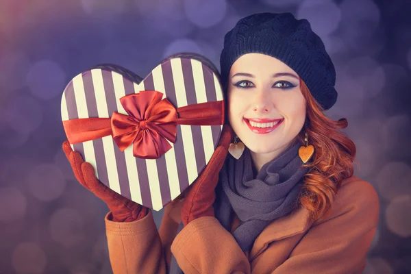 Pelirroja chica con regalo . —  Fotos de Stock