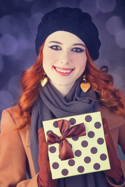 Рыжая девушка с подарком . — стоковое фото