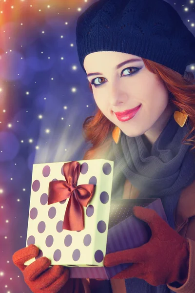 Fille rousse avec cadeau . — Photo