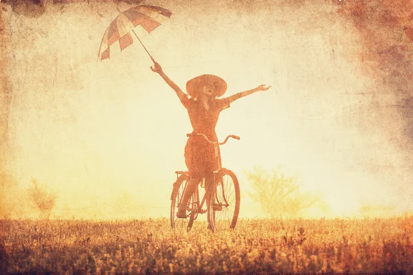 Joven bicicleta paraguas fotos de stock, imágenes de bicicleta paraguas sin royalties |